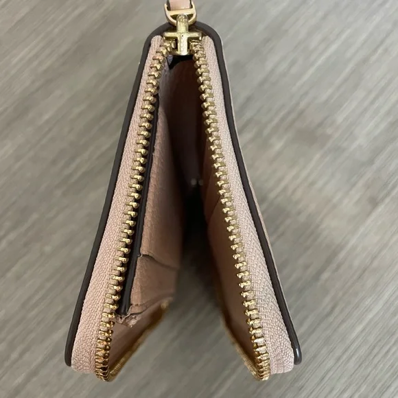 Tory Burch Beige Pebbled Leather Wallet with Gold Logo - Picture 14 of 15